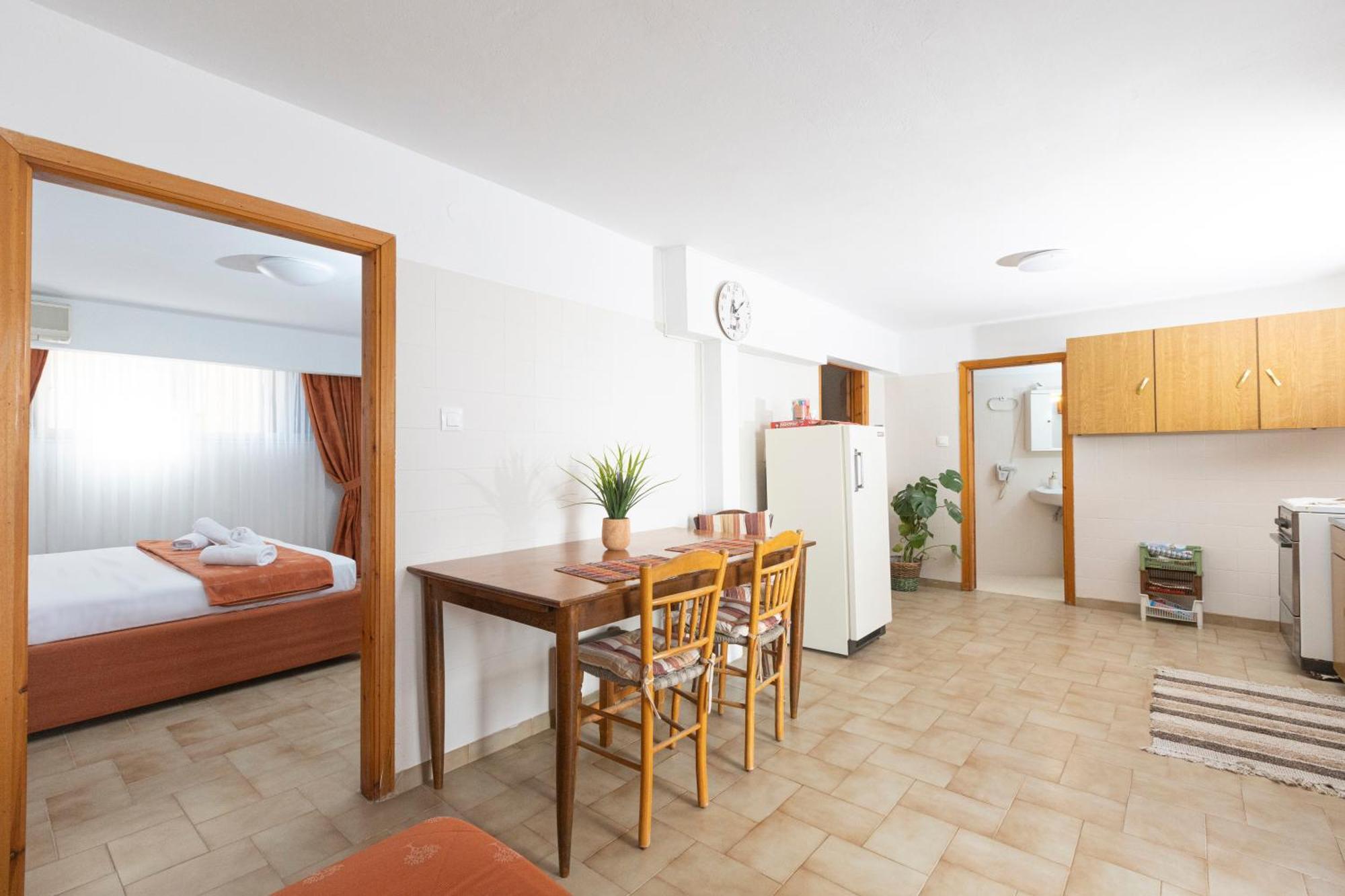 Oelia Rooms & Apartments Agia Marina  Exterior photo