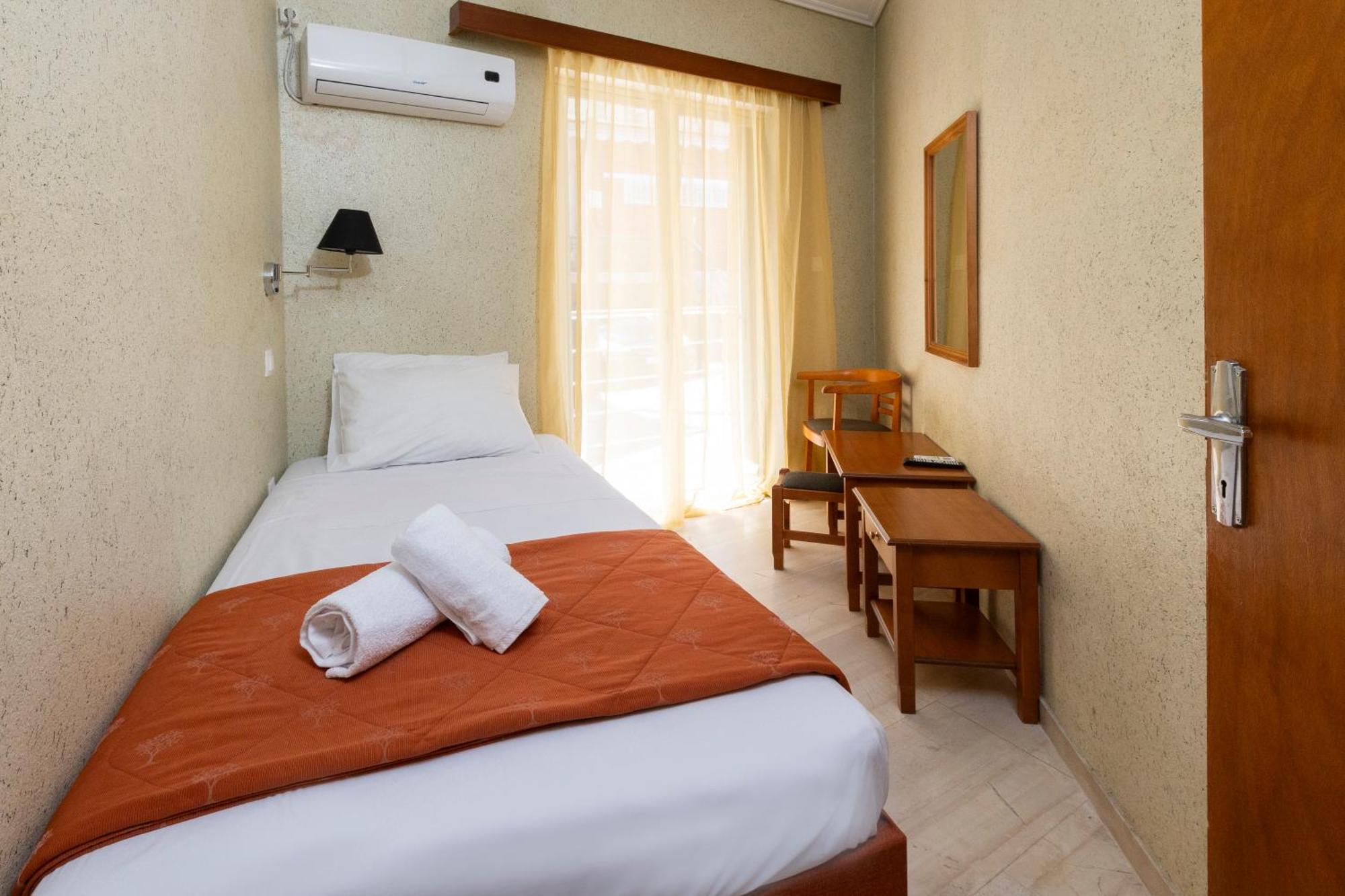 Oelia Rooms & Apartments Agia Marina  Exterior photo